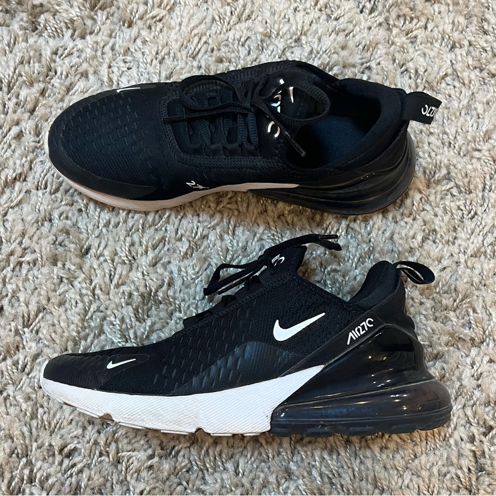 Women’s size 9 Nike air max 270s